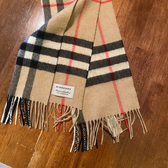 Burberry Accessories - Burberry cashmere scarf